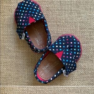 Like new! Tiny Toms toddler shoes Navy w dots sz 3